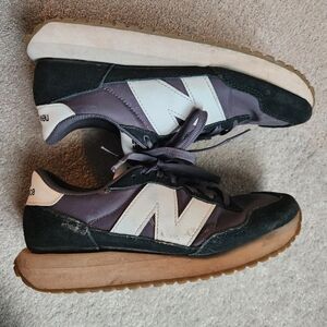 New Balance Women’s Black Retro Runner Sneakers Size 9.5